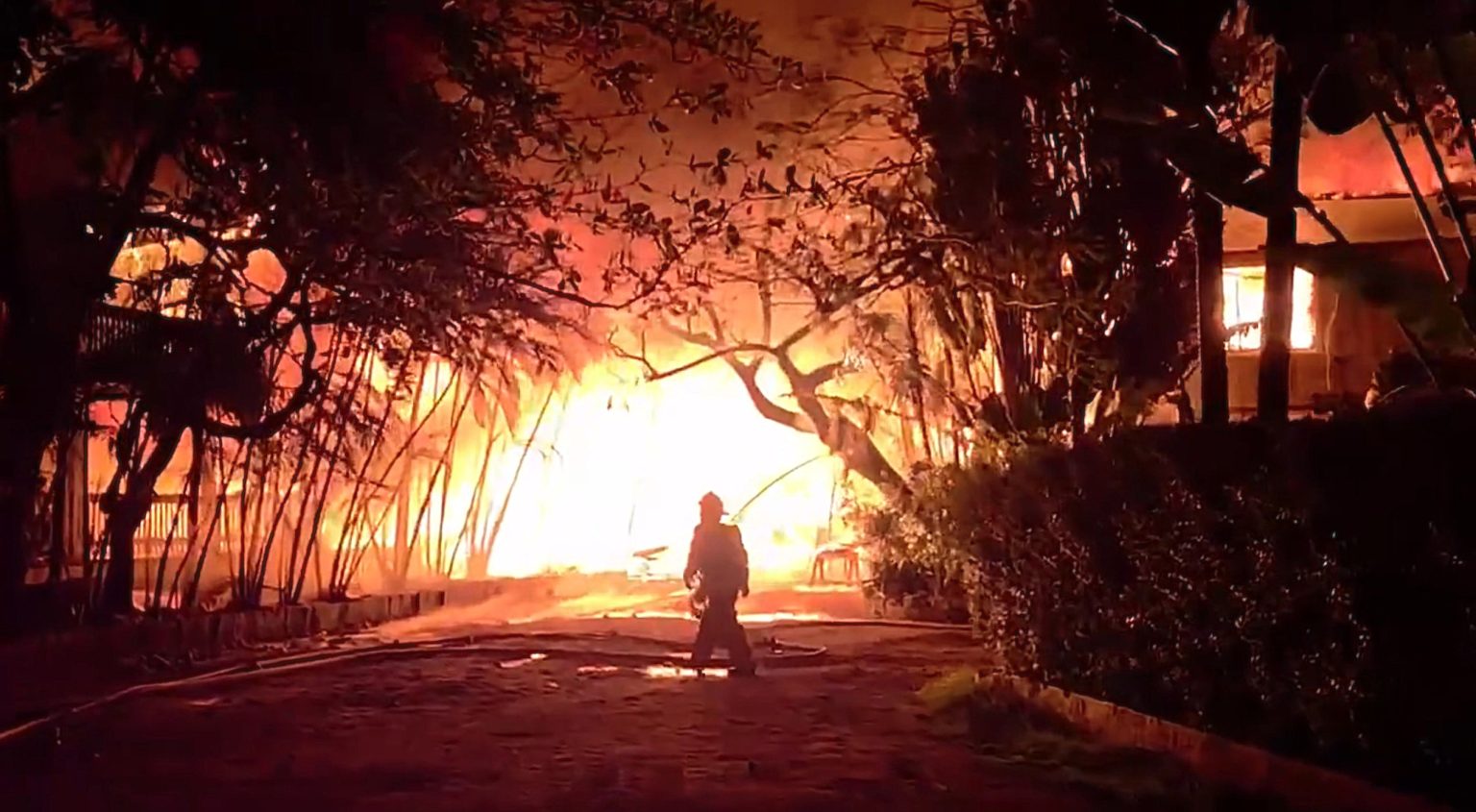 Holidaymakers fled for their lives as a luxury resort in Honduras burned to the ground - with many losing their suitcases and passports as flames tore through 36 rooms.