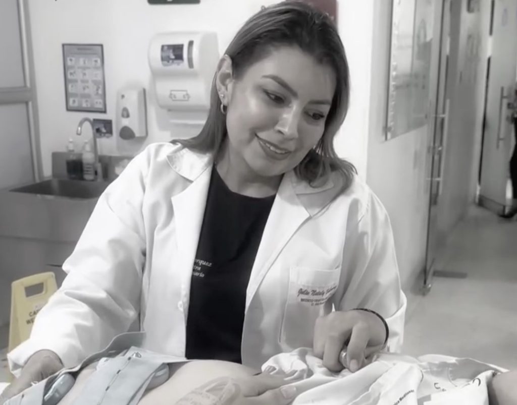 A gynaecologist has been killed by a boat propeller after an inflatable dinghy flipped over during a tourist trip off the coast of Isla Baru near Cartagena, Colombia.