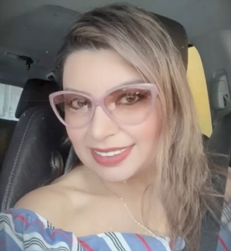 A gynaecologist has been killed by a boat propeller after an inflatable dinghy flipped over during a tourist trip off the coast of Isla Baru near Cartagena, Colombia.