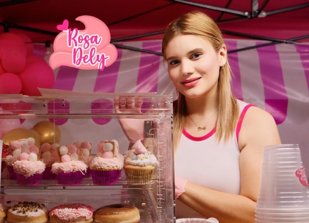 A social media baker is kidnapped from her cake shop by armed men in Culiacán, leaving her missing as police launch a desperate investigation into the shocking abduction.