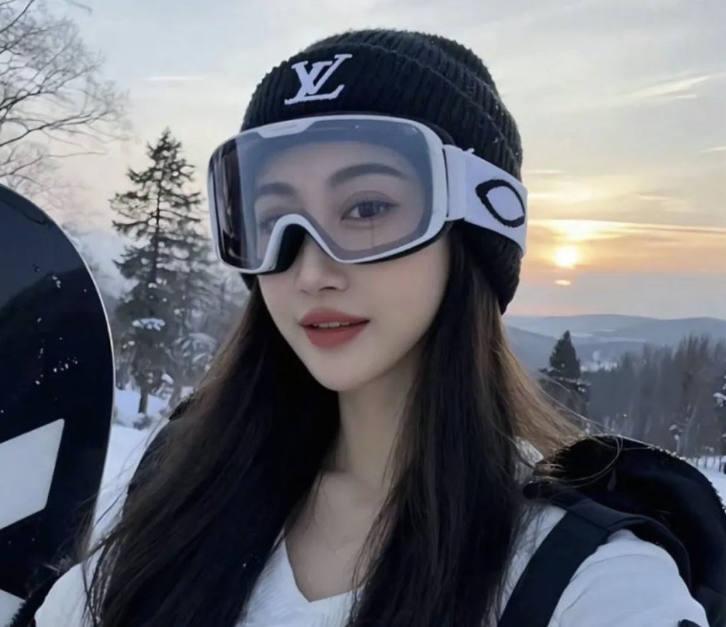 An influencer suffered a severe headache during a livestream selling clothes and died just 10 minutes later - leaving behind her five-year-old daughter she was raising alone.