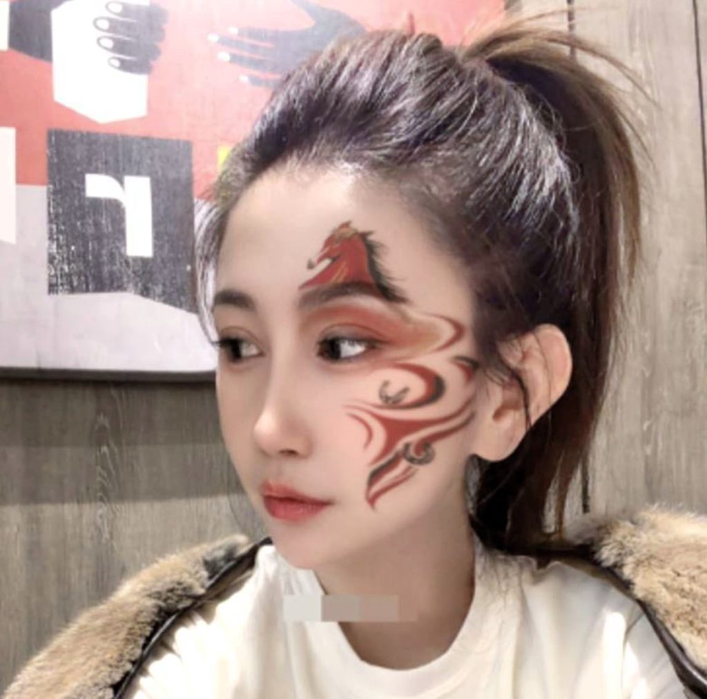 An influencer suffered a severe headache during a livestream selling clothes and died just 10 minutes later - leaving behind her five-year-old daughter she was raising alone.