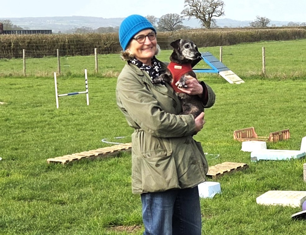 A rescuer breaks his finger digging with bare hands to save a trapped dog buried underground for days, as a dramatic search ends in an emotional last-minute rescue