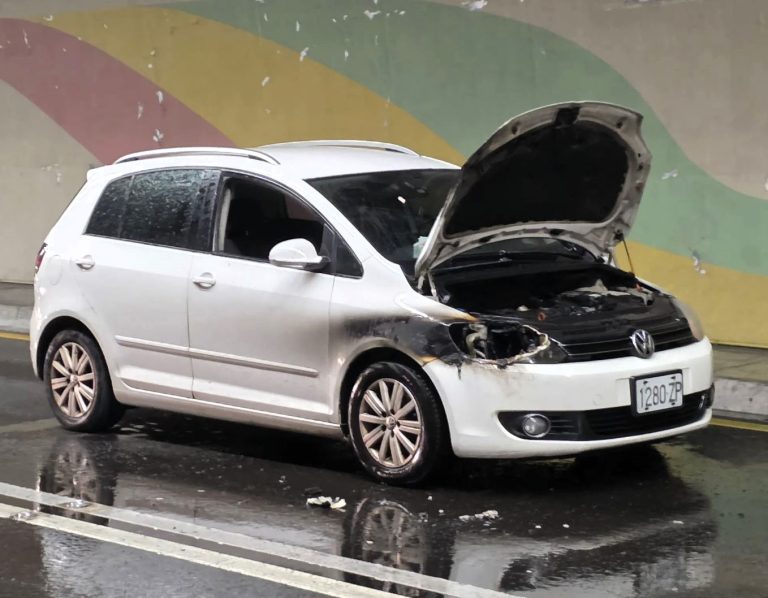 Stunned motorist spots car ablaze next to him in tunnel | Need To Know