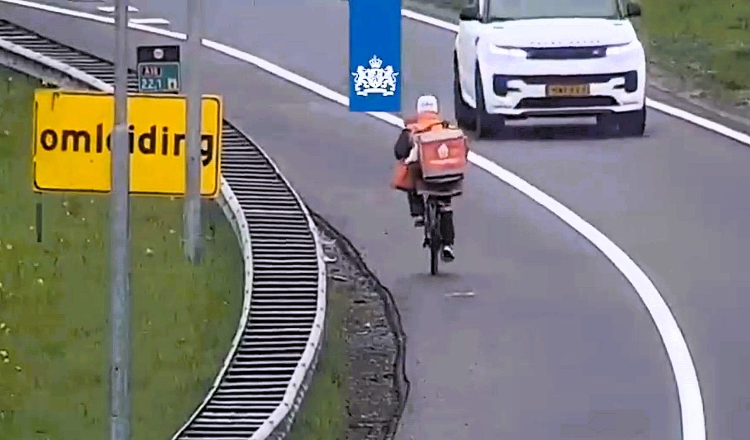 Bungling food delivery rider spotted cycling along the hard shoulder of a busy motorway in the Netherlands - prompting a hilarious warning from traffic authorities online.