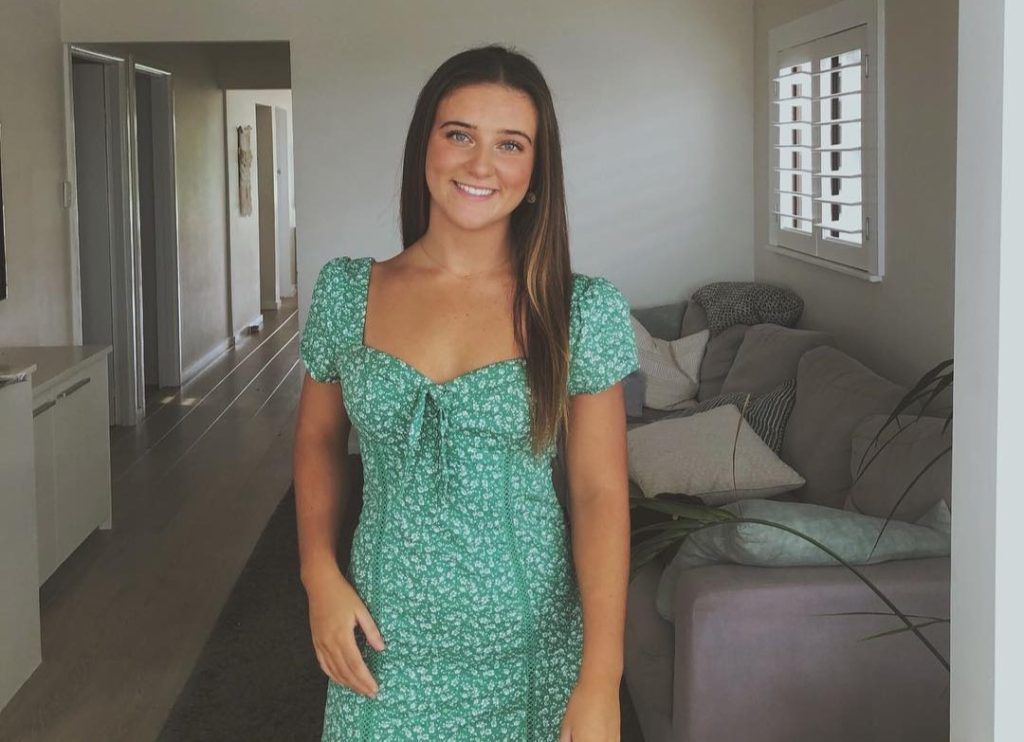 Phoebe Jablonski thought her shoulder pain was a sports injury. Doctors found a 13.5cm tumour and diagnosed stage 4 cancer at 21 - but one drink of alcohol was her first clue.