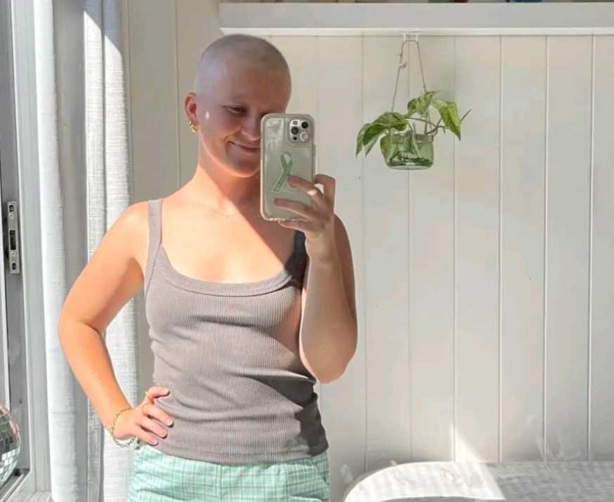 Phoebe Jablonski thought her shoulder pain was a sports injury. Doctors found a 13.5cm tumour and diagnosed stage 4 cancer at 21 - but one drink of alcohol was her first clue.