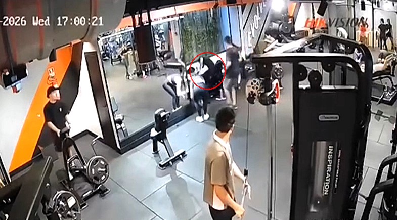 A 19-year-old Brazilian gym-goer fractured both knees when a 160kg hip thrust machine suddenly collapsed on her legs, leaving her facing surgery and months unable to walk.