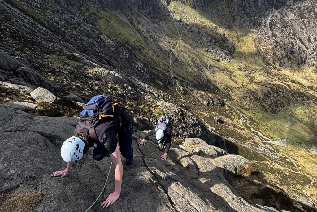 Hikers were caught in a snow blizzard on Snowdonia just two days after walking the same mountain in T-shirts. A mountain instructor shares his advice on staying prepared.