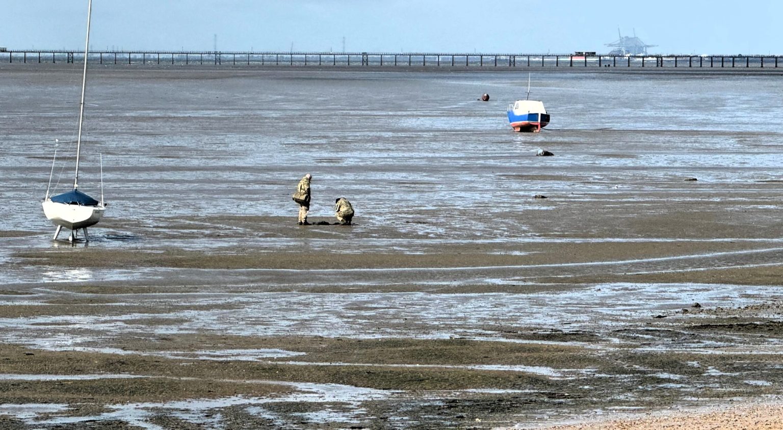 Suspected WW1 shell found 40 metres offshore at Thorpe Bay in Essex sparks emergency response - Army bomb disposal experts identify it as a QF 13-pounder field gun shell.