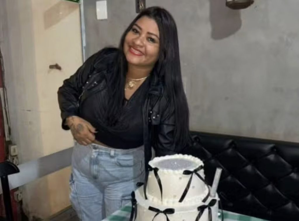 A Brazilian woman died in Bolivia following a triple cosmetic surgery, with her family alleging medical negligence after staff dismissed her intense post-operative pain as psychological.