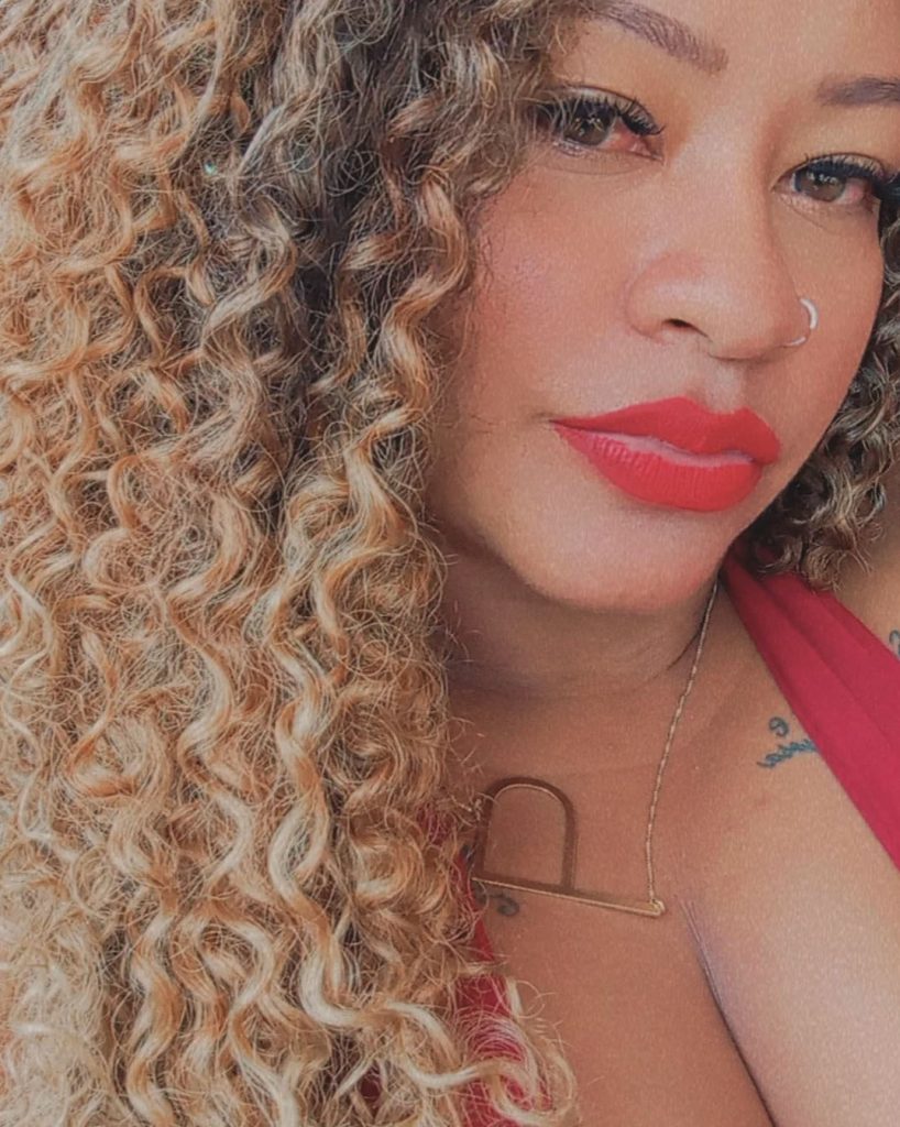 A Brazilian woman died in Bolivia following a triple cosmetic surgery, with her family alleging medical negligence after staff dismissed her intense post-operative pain as psychological.