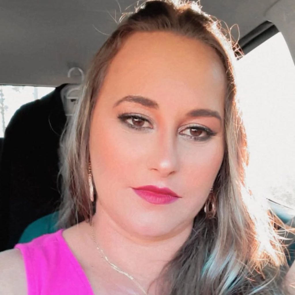 A man allegedly shot his ex-partner Tatiane and her daughter Erika dead before turning the gun on himself. Police believe he was bitter over the break-up in Passos Maia, Brazil.