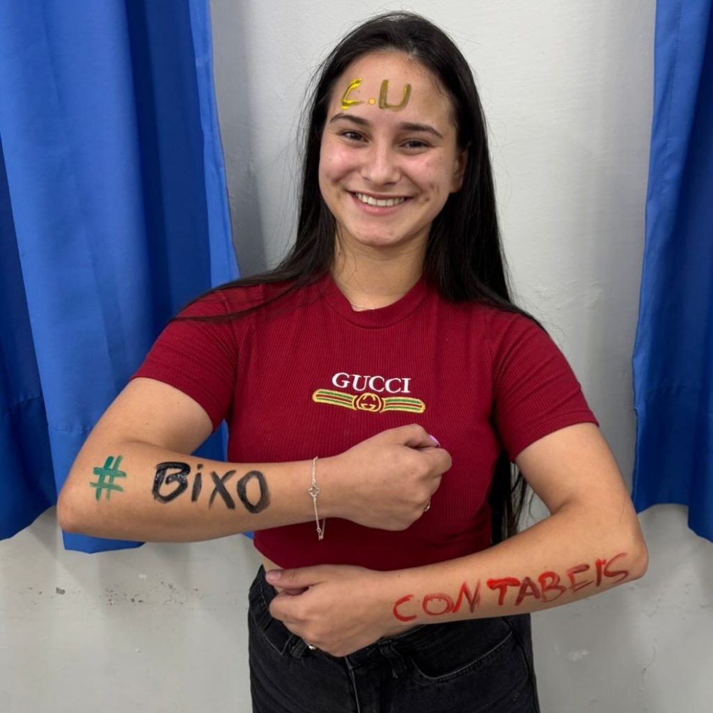 A man allegedly shot his ex-partner Tatiane and her daughter Erika dead before turning the gun on himself. Police believe he was bitter over the break-up in Passos Maia, Brazil.