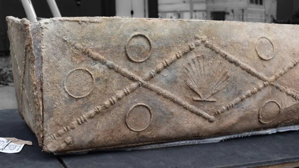 A high-status Roman woman buried in a decorated lead coffin under a Colchester hospital has been unearthed, with frankincense, rare glass vessels and jet hairpins among her grave goods.