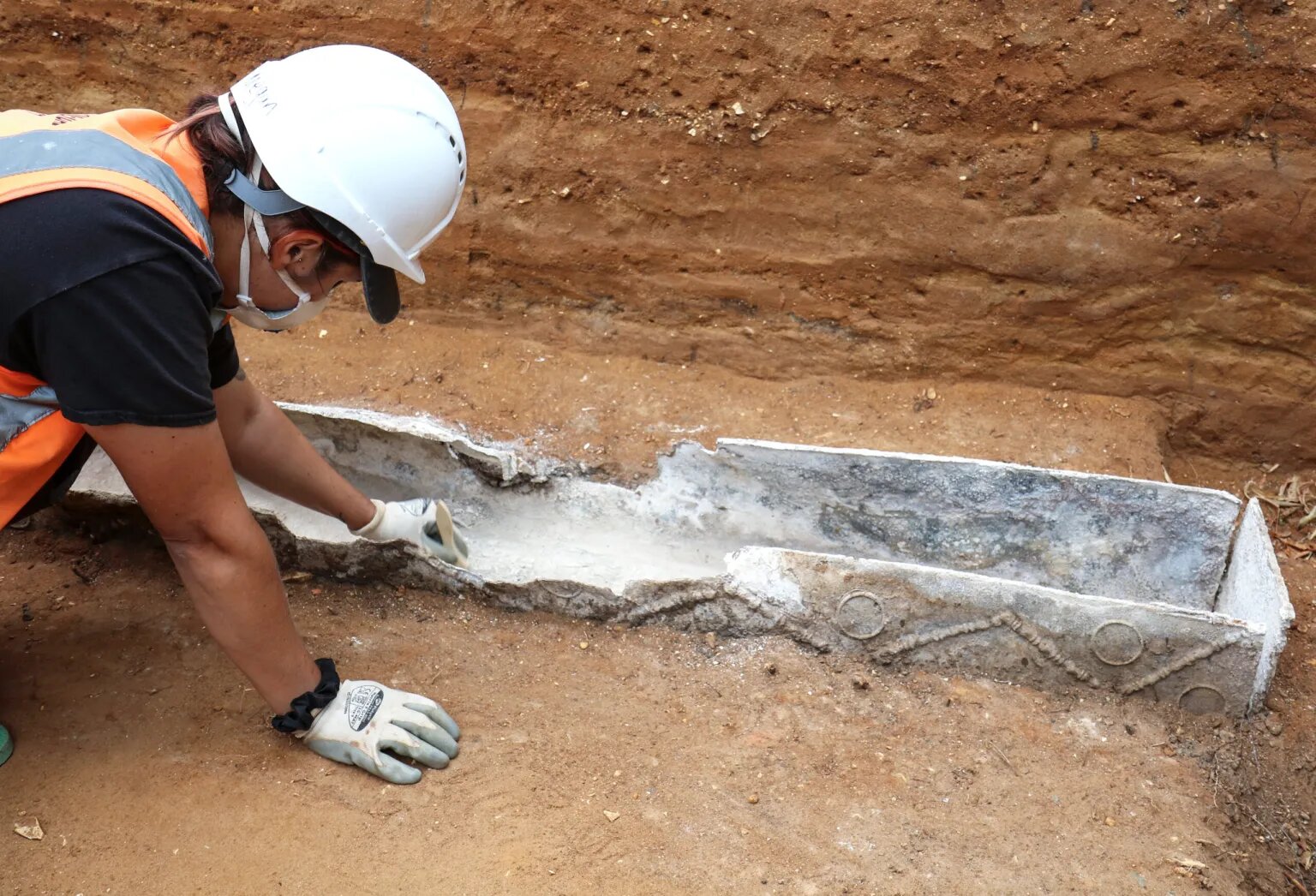 A high-status Roman woman buried in a decorated lead coffin under a Colchester hospital has been unearthed, with frankincense, rare glass vessels and jet hairpins among her grave goods.