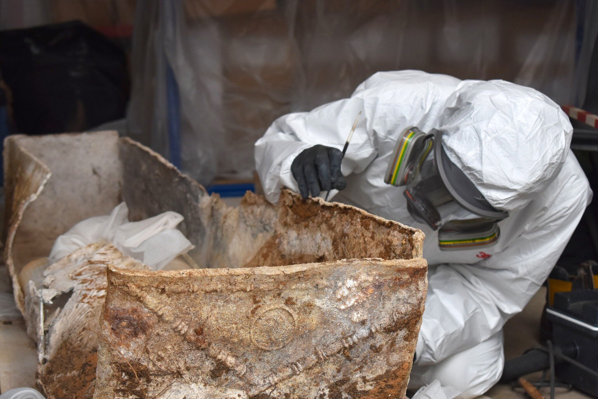 A high-status Roman woman buried in a decorated lead coffin under a Colchester hospital has been unearthed, with frankincense, rare glass vessels and jet hairpins among her grave goods.