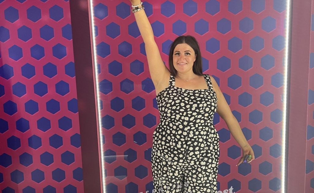Daughter ditches daily takeaways and sheds four stone in a desperate bid to save her mum's life - after being told she was too big to donate her kidney.