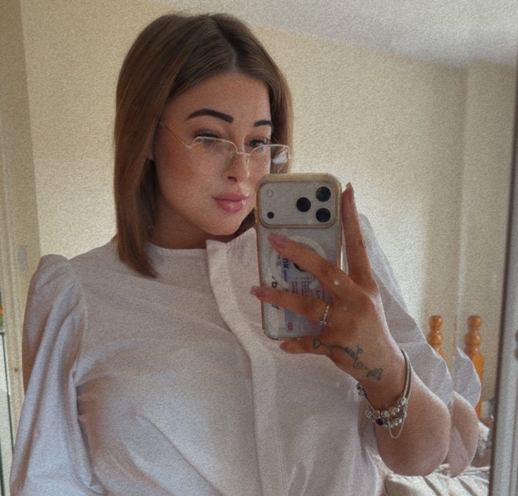 Daughter ditches daily takeaways and sheds four stone in a desperate bid to save her mum's life - after being told she was too big to donate her kidney.