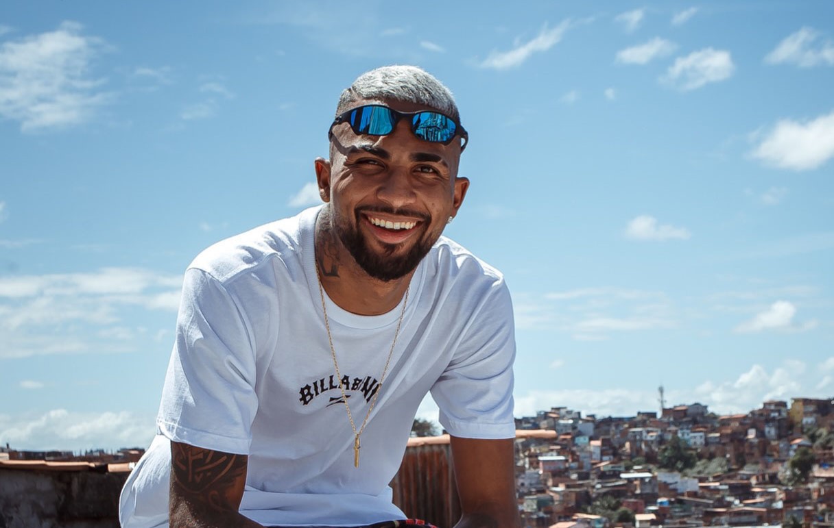 Brazilian pop star Zau O Pássaro, 27, died in a highway crash hours after performing a sold-out concert, leaving behind a wife, two young daughters and 260,000 Instagram followers.