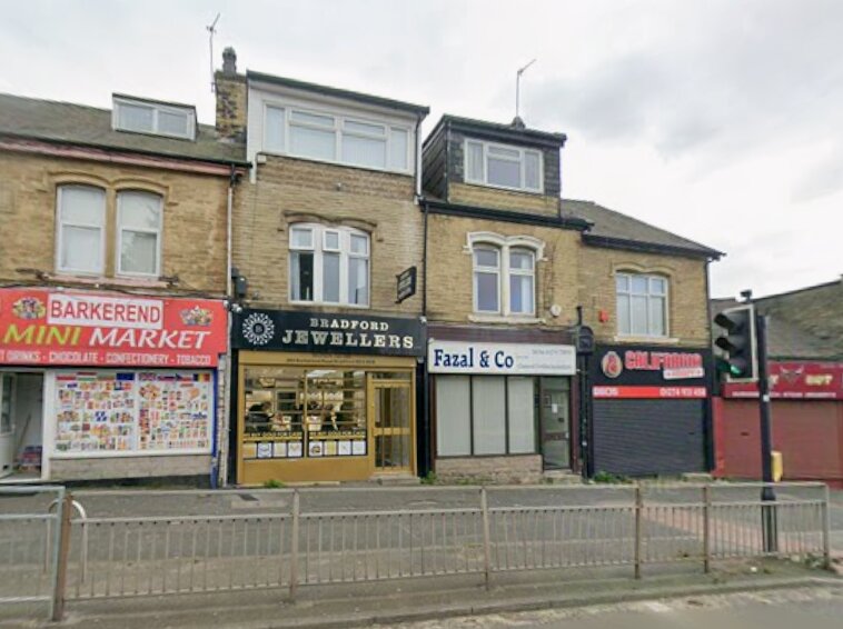 Bungling gang of jewellery thieves fled empty handed after a dramatic ram raid went badly wrong - leaving the shop completely caved in.