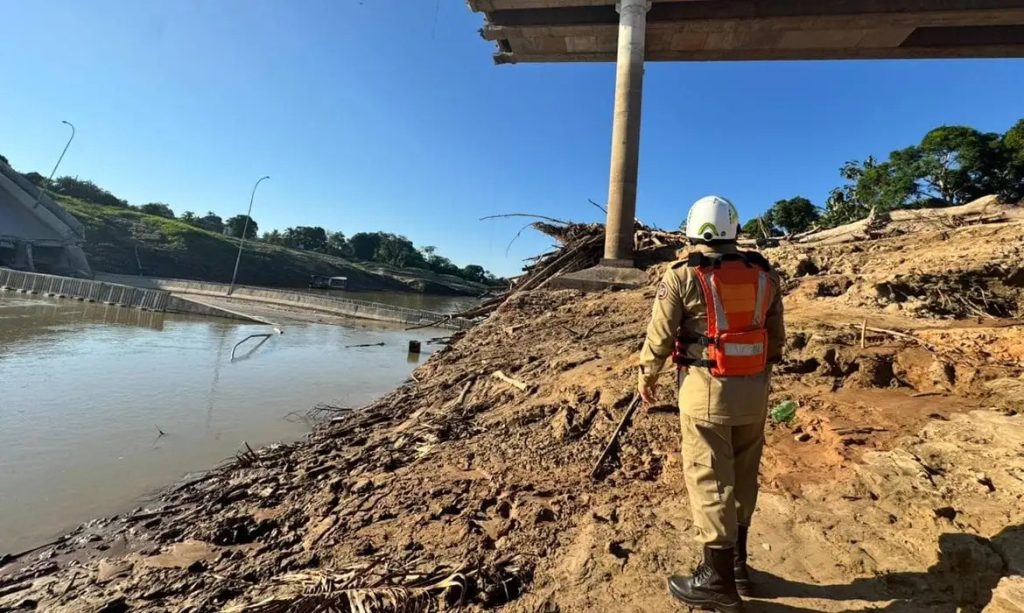 A retired judge was livestreaming safety concerns about a bridge in Brazil - minutes later it collapsed into a river just 2.5 years after its £5.2m build, injuring four.