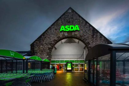 Asda is set to slash up to 1,000 jobs as it accelerates warehouse automation, moving its George clothing operation from three sites to a single DHL-run facility in Derby.