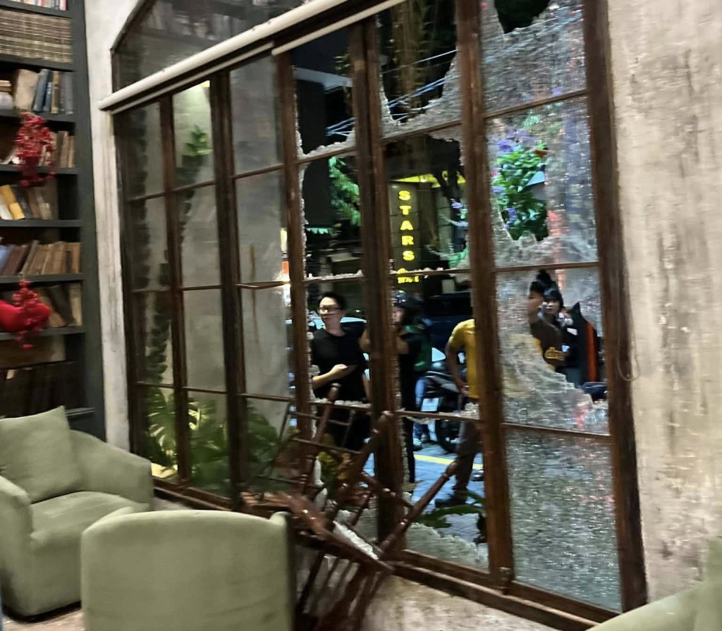 A tourist stripped off his shirt, gave diners a 10-second warning and launched into a rampage at a Vietnamese cafe - causing £14,000 damage and trapping people upstairs.