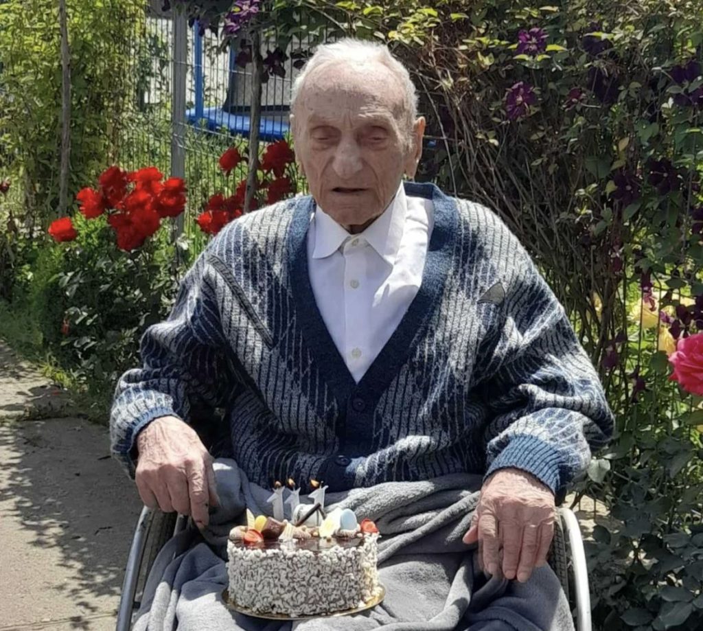 England's oldest man Arthur Aspinall dies peacefully aged 109 after living through reigns of four monarchs and 24 prime ministers, working at family firm until age 90.