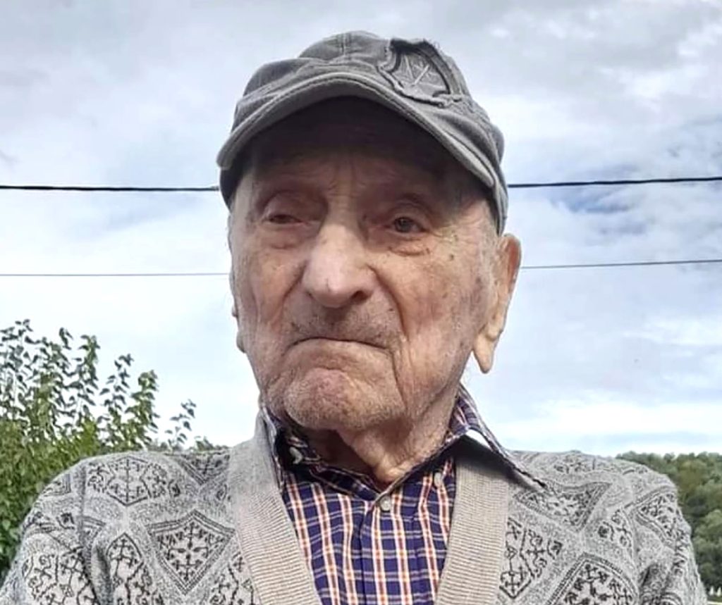 England's oldest man Arthur Aspinall dies peacefully aged 109 after living through reigns of four monarchs and 24 prime ministers, working at family firm until age 90.