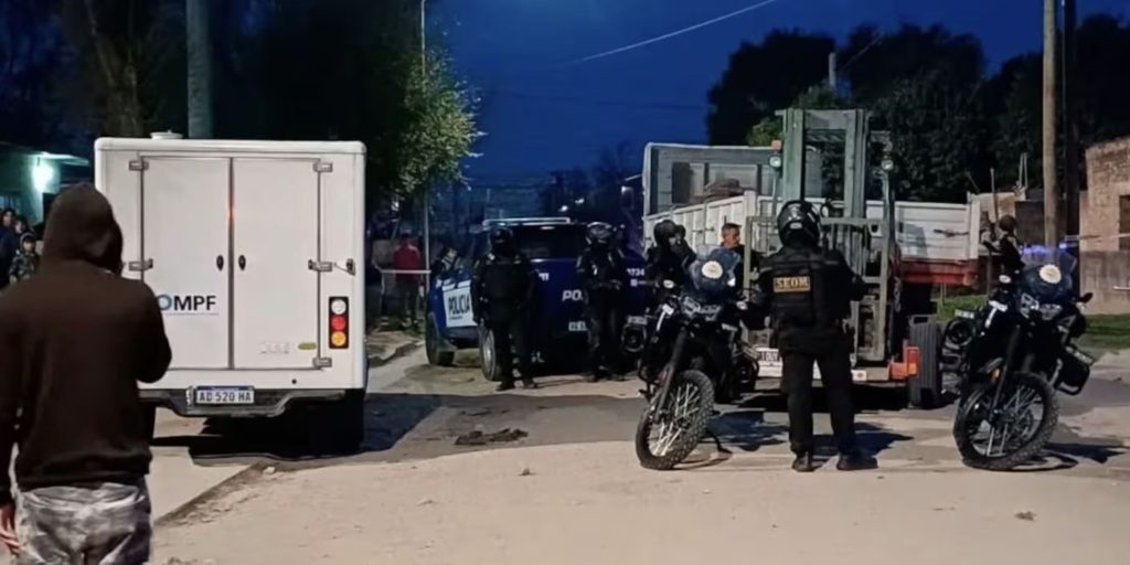 A promising 16-year-old footballer died when her motorbike crashed into a lorry in Córdoba, Argentina, prompting questions over whether police were chasing the riders.