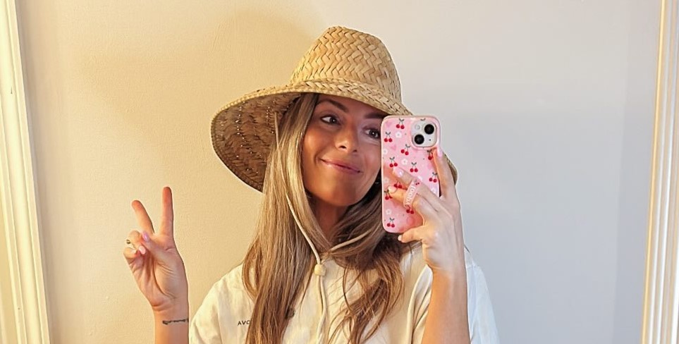 A mum-of-three influencer who told followers "cancer picked the wrong girl" has died of stage 4 gastric cancer aged - her family asked mourners to wear bright colours in her honour.