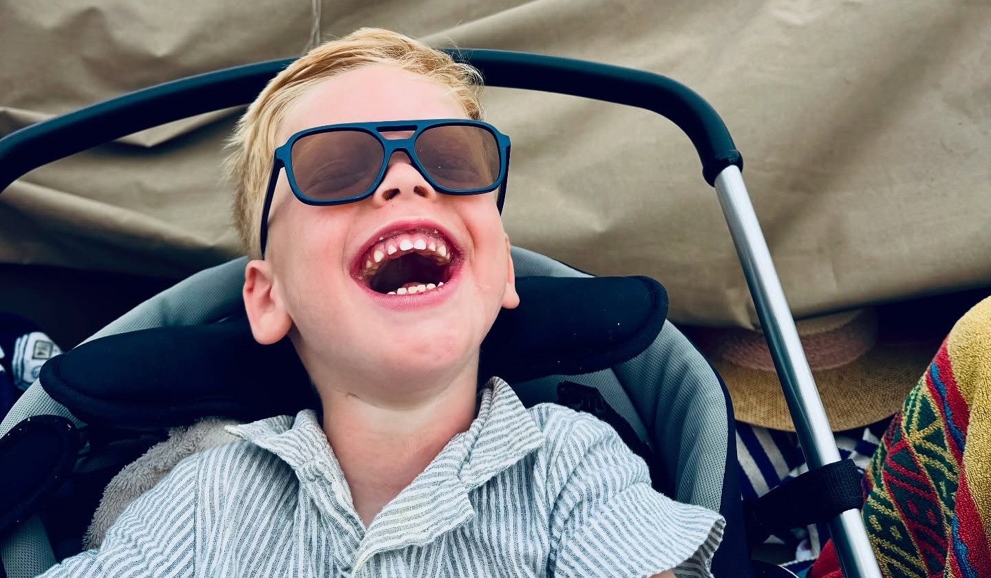 A five-year-old boy with a rare brain disease who became the face of a Dutch fundraising campaign has died at home in his mother's arms - his family helped raise €11m for research.