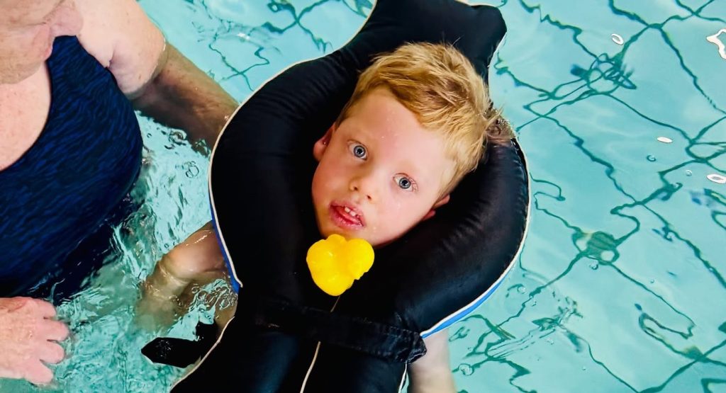 A five-year-old boy with a rare brain disease who became the face of a Dutch fundraising campaign has died at home in his mother's arms - his family helped raise €11m for research.