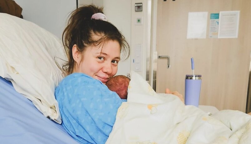 A food influencer has been left devastated after her daughter, born prematurely at just 22 weeks, died shortly after birth - she got to hold her for a brief moment.