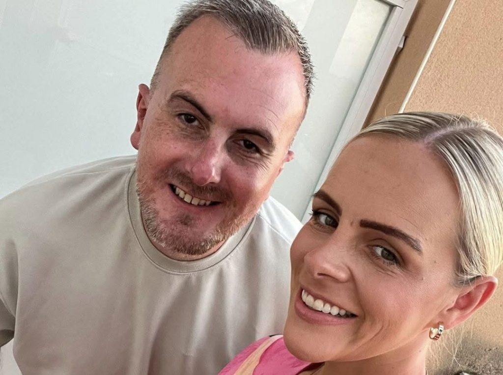 A student midwife who inspired thousands by documenting her leukaemia battle has died unexpectedly in her sleep - Glasgow mum-of-four Michelle Donnelly leaves behind four kids.