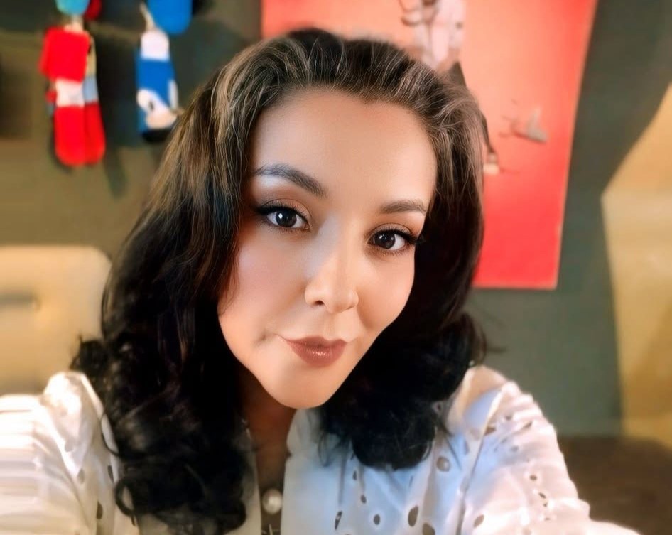Influencer, 52, filmed being carried out of an illegal clinic disguised as a hair salon after allegedly dying during a botched liposuction operation in Colombia.