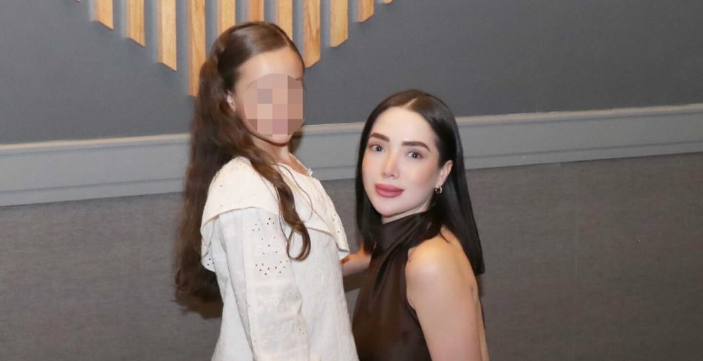 An influencer with over 90,000 followers has died on the operating table while undergoing a cosmetic procedure in Mexico - the 30-year-old leaves behind a daughter.
