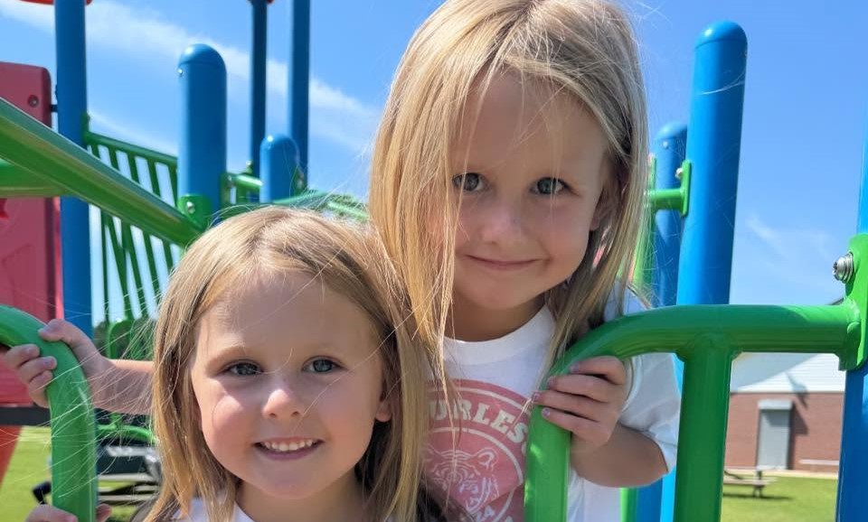 A driver accused of killing a mother and three of her children by running a red light has handed himself in almost three months on, after being indicted in Alabama.