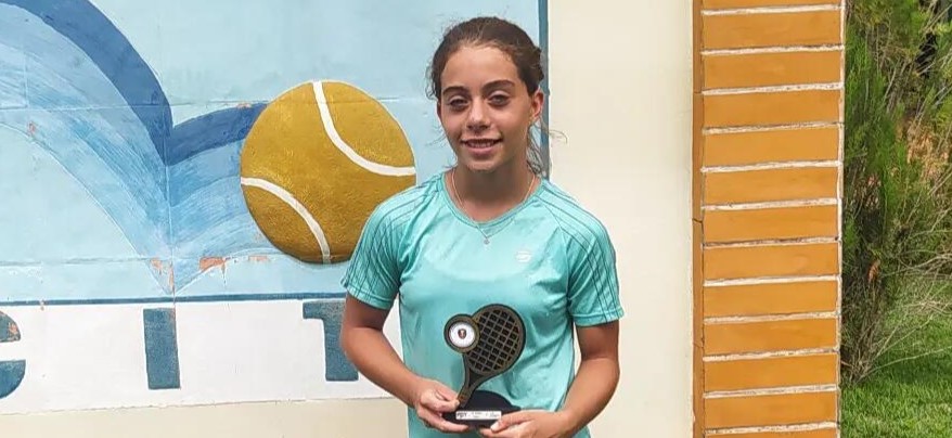 Teen tennis prodigy Luisana Schönberger, 4th in Argentina's under-10s, has died in a car crash while celebrating the nation's World Cup win over Switzerland.