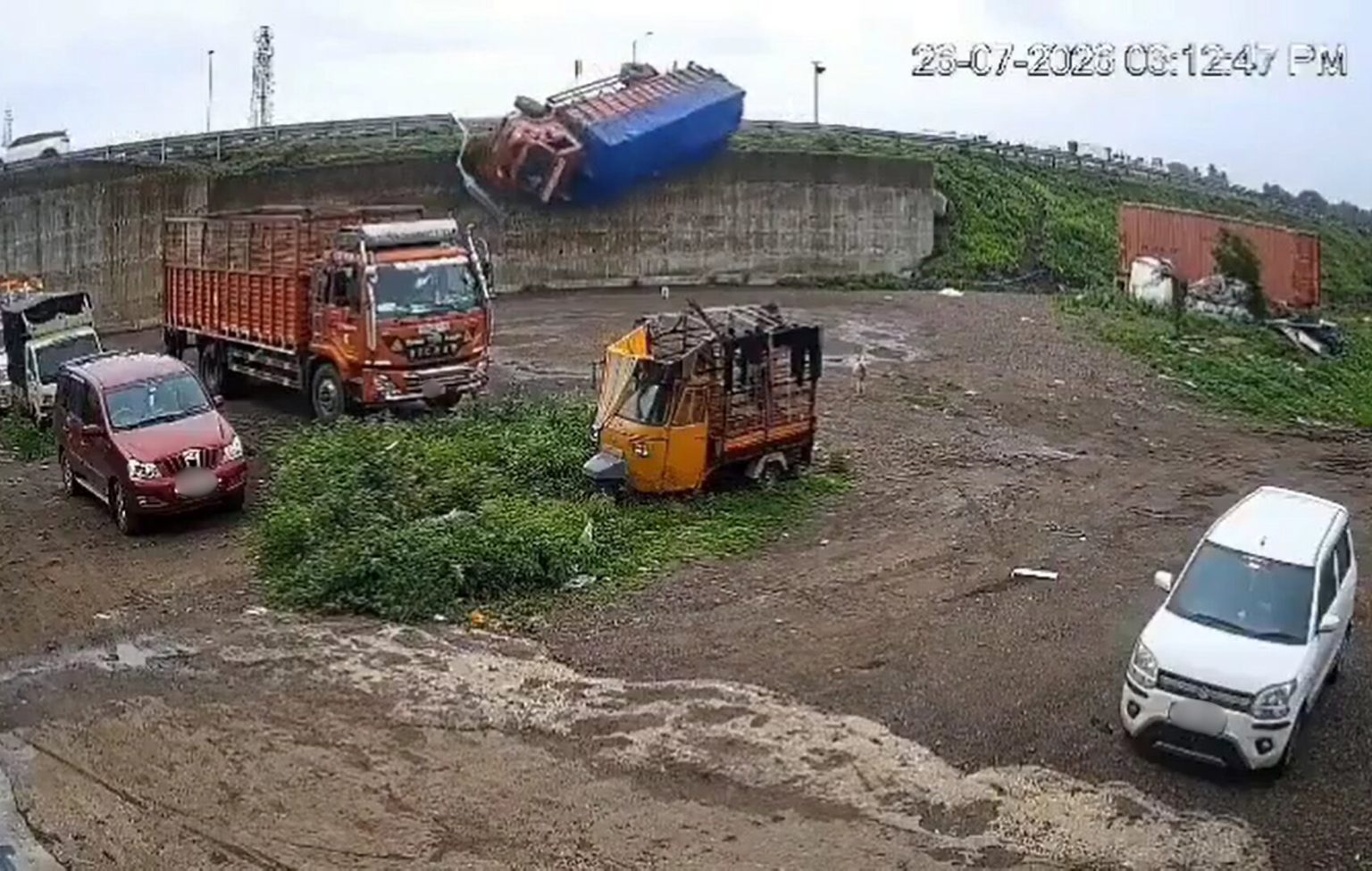 Truck driver dies after vehicle plunges 15 metres off Nashik-Shirdi flyover in Sinnar taluka India police investigate cause of crash on Musalgaon bypass