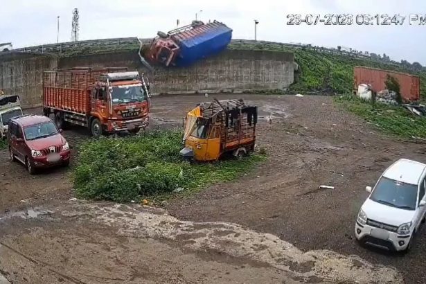 Truck driver dies after vehicle plunges 15 metres off Nashik-Shirdi flyover in Sinnar taluka India police investigate cause of crash on Musalgaon bypass