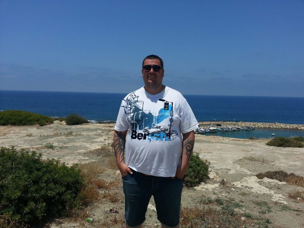 Dad who wore size 6XL and hit 27st says he added an extra decade to his life after losing over 10 stone with a football-themed weight loss club - swapping takeaways for the pitch.
