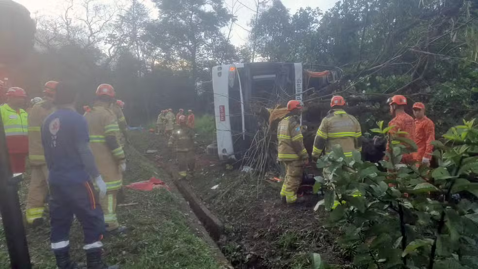 A pregnant teenager, a seven-year-old girl and eight other female passengers were killed when a speeding tourist bus overturned and hit a tree on a Brazilian highway descent.