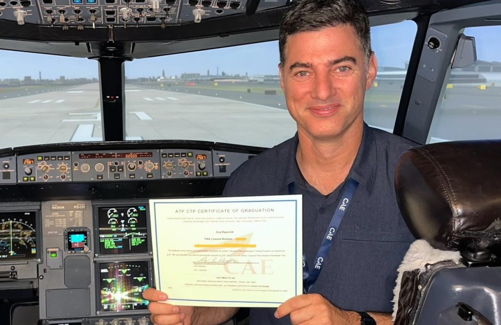 Israeli actor turned flight instructor Guy Kapulnik, star of award-winning war film Lebanon, has been killed alongside his passenger in a small plane crash in California.