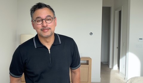 A cancer doctor has made an unlikely vegetable the star of his snack routine - and the way he eats his frozen peas, from a wine glass, has left people shocked.