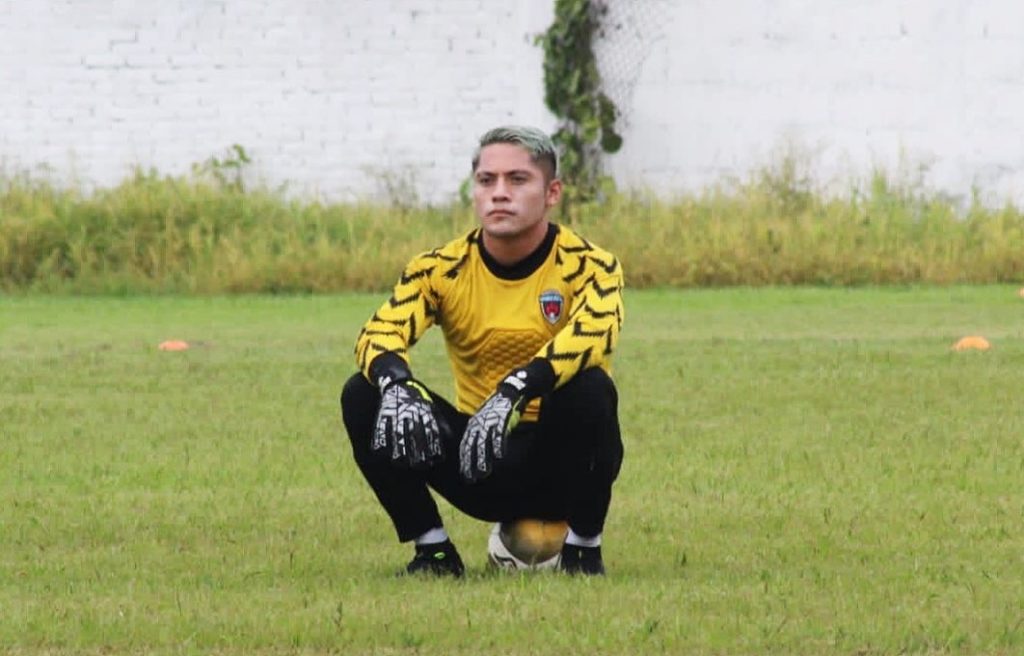 Two amateur footballers, including a former Pachuca youth goalkeeper, were killed when their car smashed into the back of a lorry on the way home from a match in Mexico.