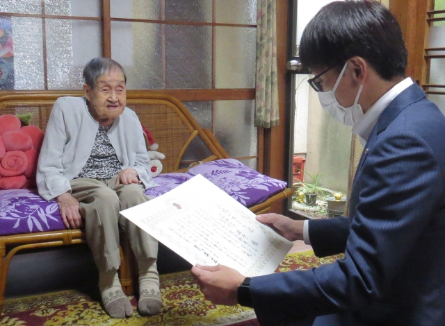 Japan's oldest living person has died aged 115 - the former doctor and oldest ever Olympic torchbearer said walking and using your brain were her secret.