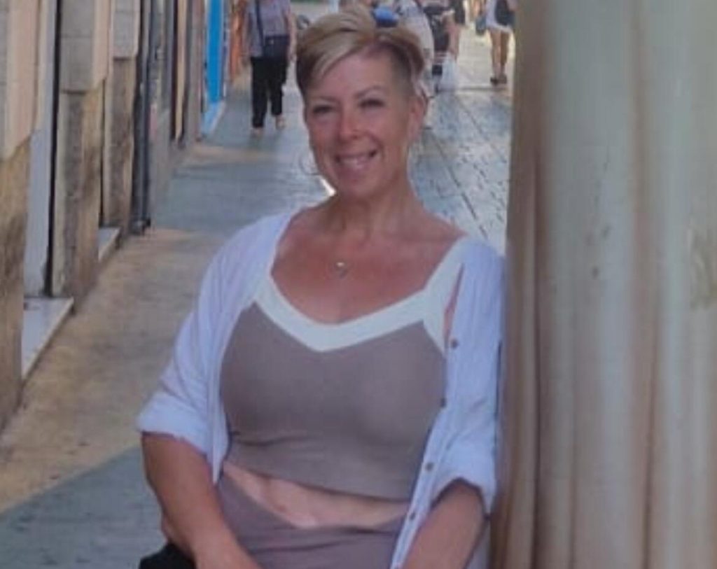 A woman who couldn't breathe and hid at the back of every family photo has shed 16st after quitting cigarettes and grab-and-go snacks costing her £500 a month.
