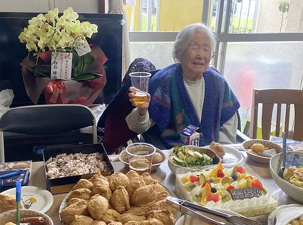 The world's oldest active barber has died at 109 after seven decades behind the chair - her secret to a long life was to avoid malice and live honestly.